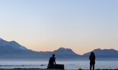 Visitantes apreciam o pôr do sol em Kaikoura, Nova Zelândia (Kai Schwoerer/Getty Images)