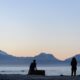 Visitantes apreciam o pôr do sol em Kaikoura, Nova Zelândia (Kai Schwoerer/Getty Images)