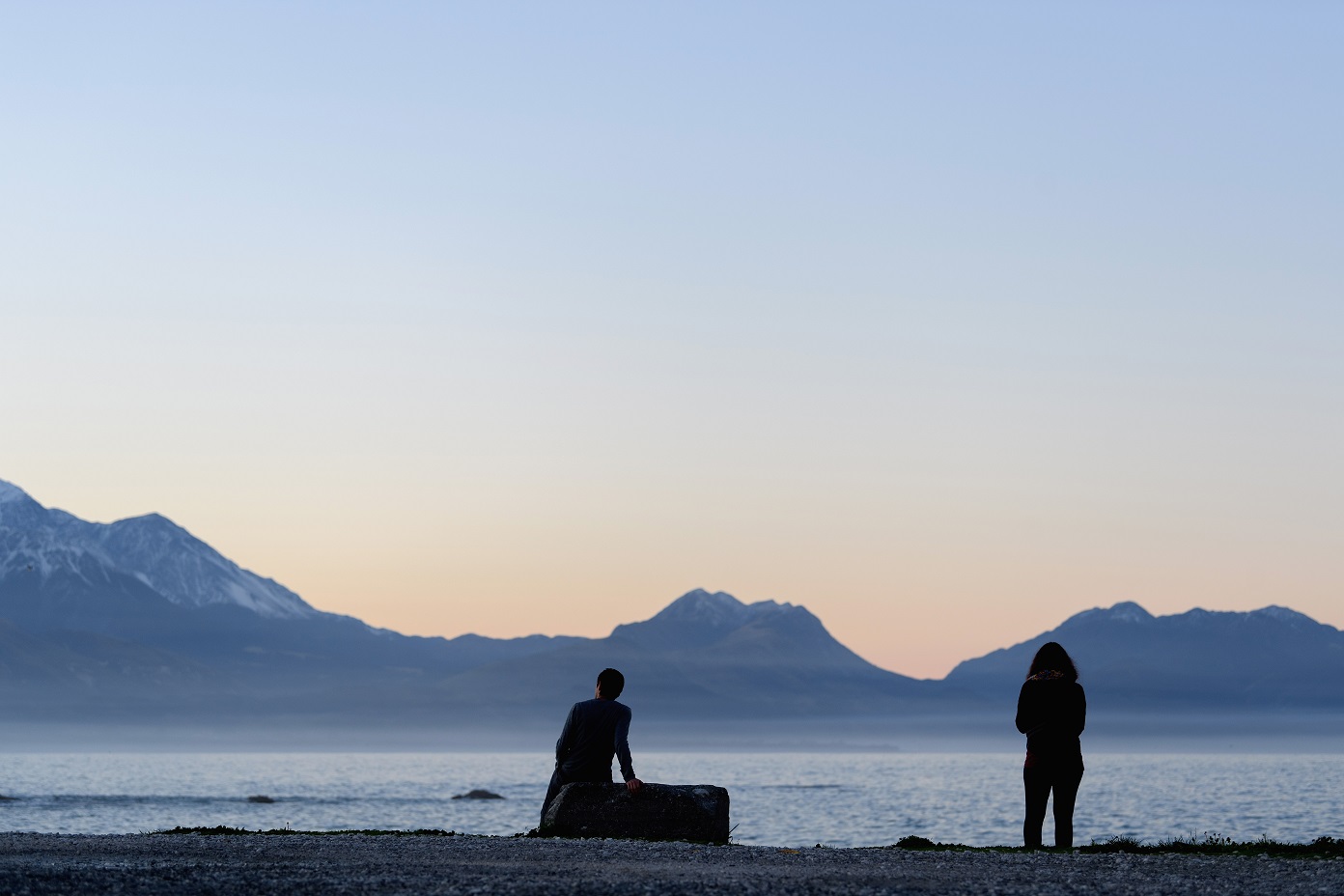 Visitantes apreciam o pôr do sol em Kaikoura, Nova Zelândia (Kai Schwoerer/Getty Images)