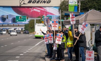 Funcionários fazem protesto em frente a uma unidade da Boeing Co. durante uma paralisação em Everett, Washington, em 16 de setembro (Bloomberg)