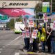 Funcionários fazem protesto em frente a uma unidade da Boeing Co. durante uma paralisação em Everett, Washington, em 16 de setembro (Bloomberg)