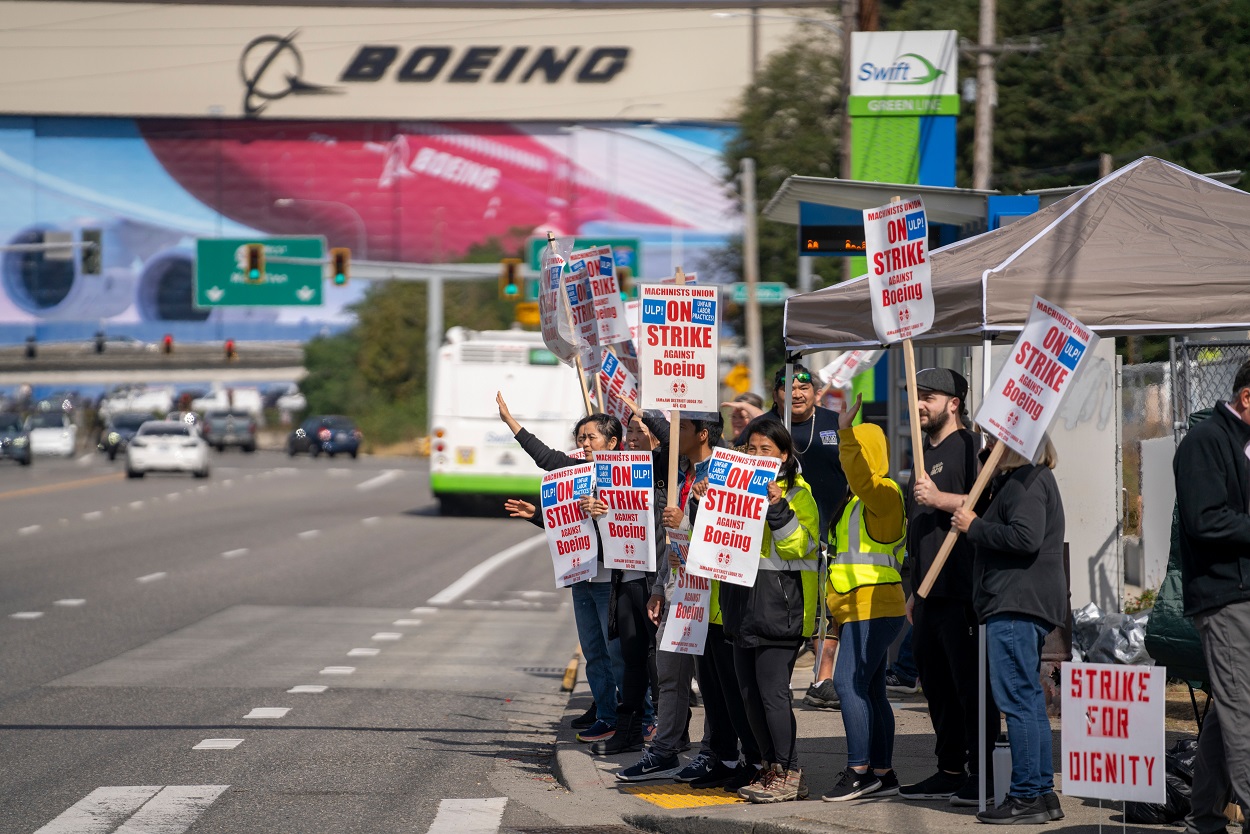 Funcionários fazem protesto em frente a uma unidade da Boeing Co. durante uma paralisação em Everett, Washington, em 16 de setembro (Bloomberg)