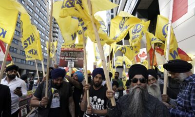 Protestantes se manifestam diante do consulado indiano em Toronto, Canadá, em setembro de 2023, logo após o Canadá imputar ao governo indiano participação no homicídio de um ativista sikh na Colúmbia Britânica (Bloomberg)