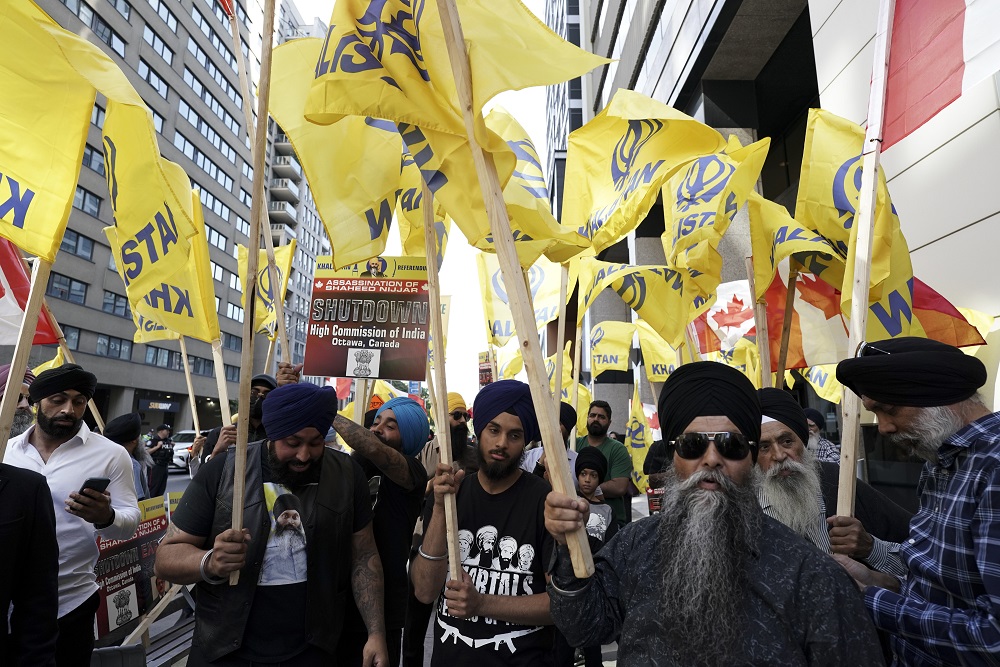 Protestantes se manifestam diante do consulado indiano em Toronto, Canadá, em setembro de 2023, logo após o Canadá imputar ao governo indiano participação no homicídio de um ativista sikh na Colúmbia Britânica (Bloomberg)