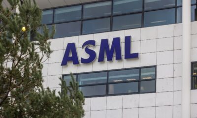 Um emblema na fachada da sede da ASML em Veldhoven, Países Baixos, na quarta-feira, 24 de janeiro de 2024 (Peter Boer/Bloomberg)