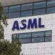 Um emblema na fachada da sede da ASML em Veldhoven, Países Baixos, na quarta-feira, 24 de janeiro de 2024 (Peter Boer/Bloomberg)