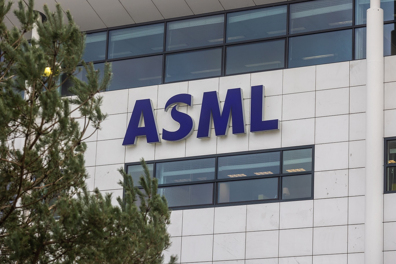 Um emblema na fachada da sede da ASML em Veldhoven, Países Baixos, na quarta-feira, 24 de janeiro de 2024 (Peter Boer/Bloomberg)