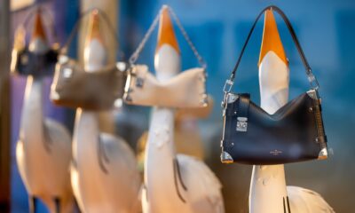 Bolsas expostas em uma vitrine de uma loja de luxo da Louis Vuitton em Londres, Reino Unido, na segunda-feira, 14 de outubro de 2024 (Jason Alden/Bloomberg)