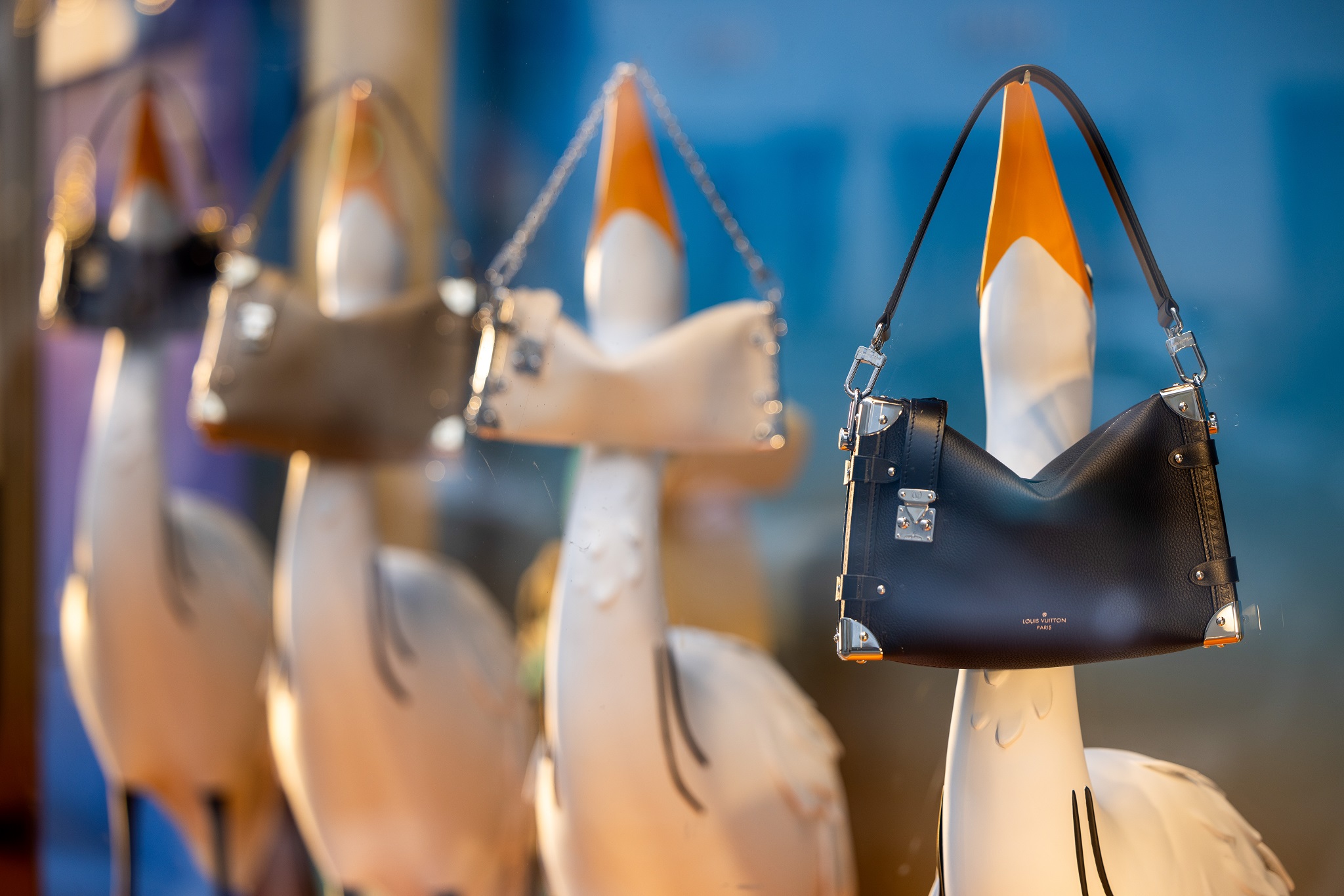 Bolsas expostas em uma vitrine de uma loja de luxo da Louis Vuitton em Londres, Reino Unido, na segunda-feira, 14 de outubro de 2024 (Jason Alden/Bloomberg)