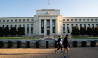 Passantes pelo prédio do Federal Reserve Marriner S. Eccles em Washington, DC. (Erin Scott/Bloomberg)