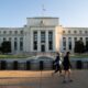 Passantes pelo prédio do Federal Reserve Marriner S. Eccles em Washington, DC. (Erin Scott/Bloomberg)