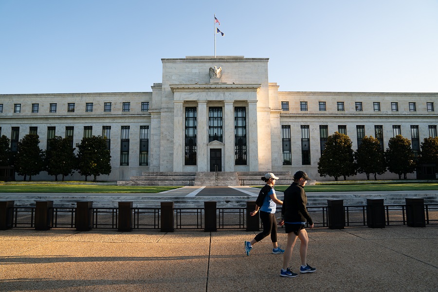 Passantes pelo prédio do Federal Reserve Marriner S. Eccles em Washington, DC. (Erin Scott/Bloomberg)