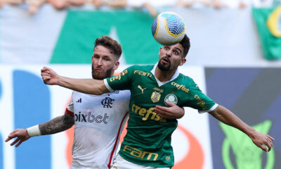 Flaco López, jogador do Palmeiras, disputa a posse da bola com Leo Pereira, do Flamengo, em jogo do Brasileirão (Cesar Greco/Palmeiras)