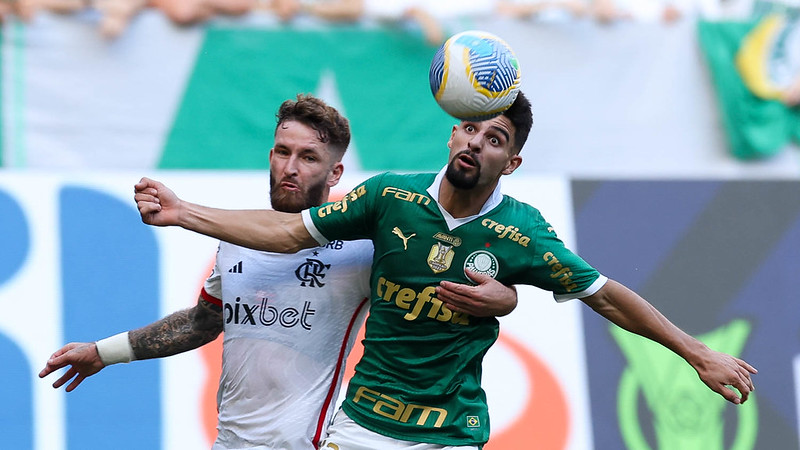 Flaco López, jogador do Palmeiras, disputa a posse da bola com Leo Pereira, do Flamengo, em jogo do Brasileirão (Cesar Greco/Palmeiras)