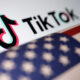 Imagem com bandeira dos EUA e emblema do TikTok (REUTERS/Dado Ruvic)