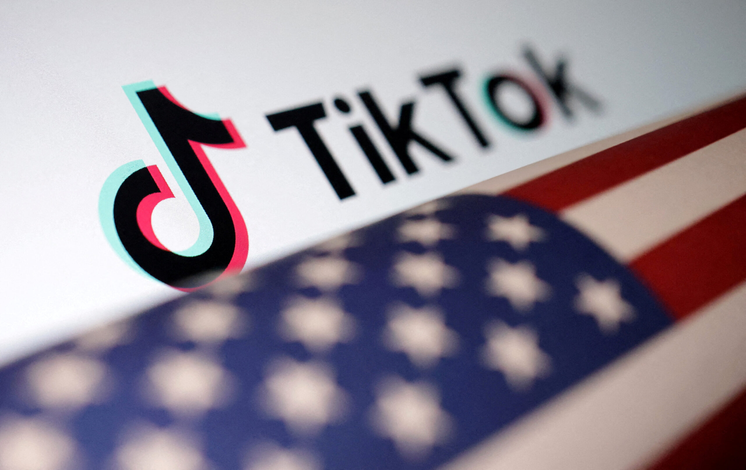 Imagem com bandeira dos EUA e emblema do TikTok (REUTERS/Dado Ruvic)