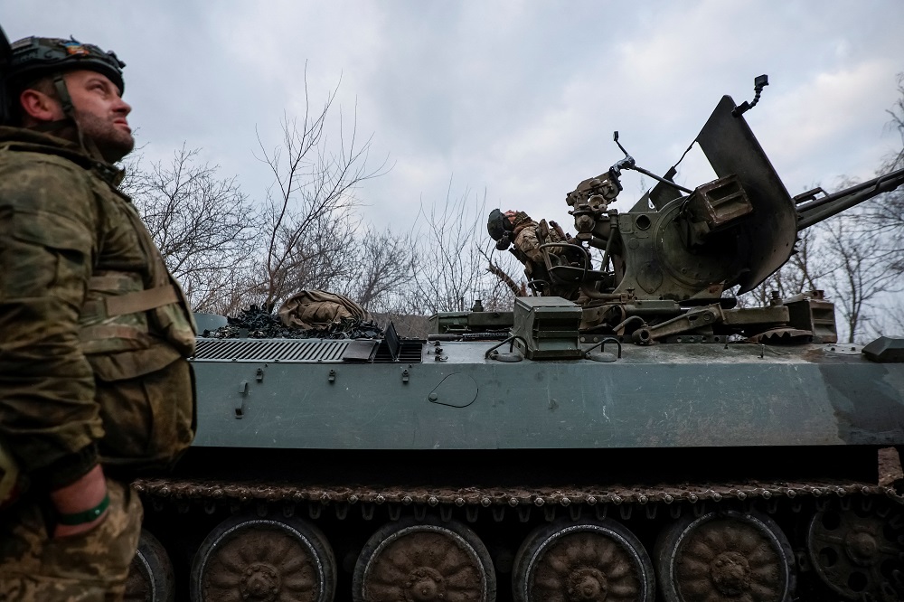 Soldado ucraniano nas proximidades de Bakhmut 6/3/2024 (Radio Free Europe/Radio Liberty/Serhii Nuzhnenko via Reuters)