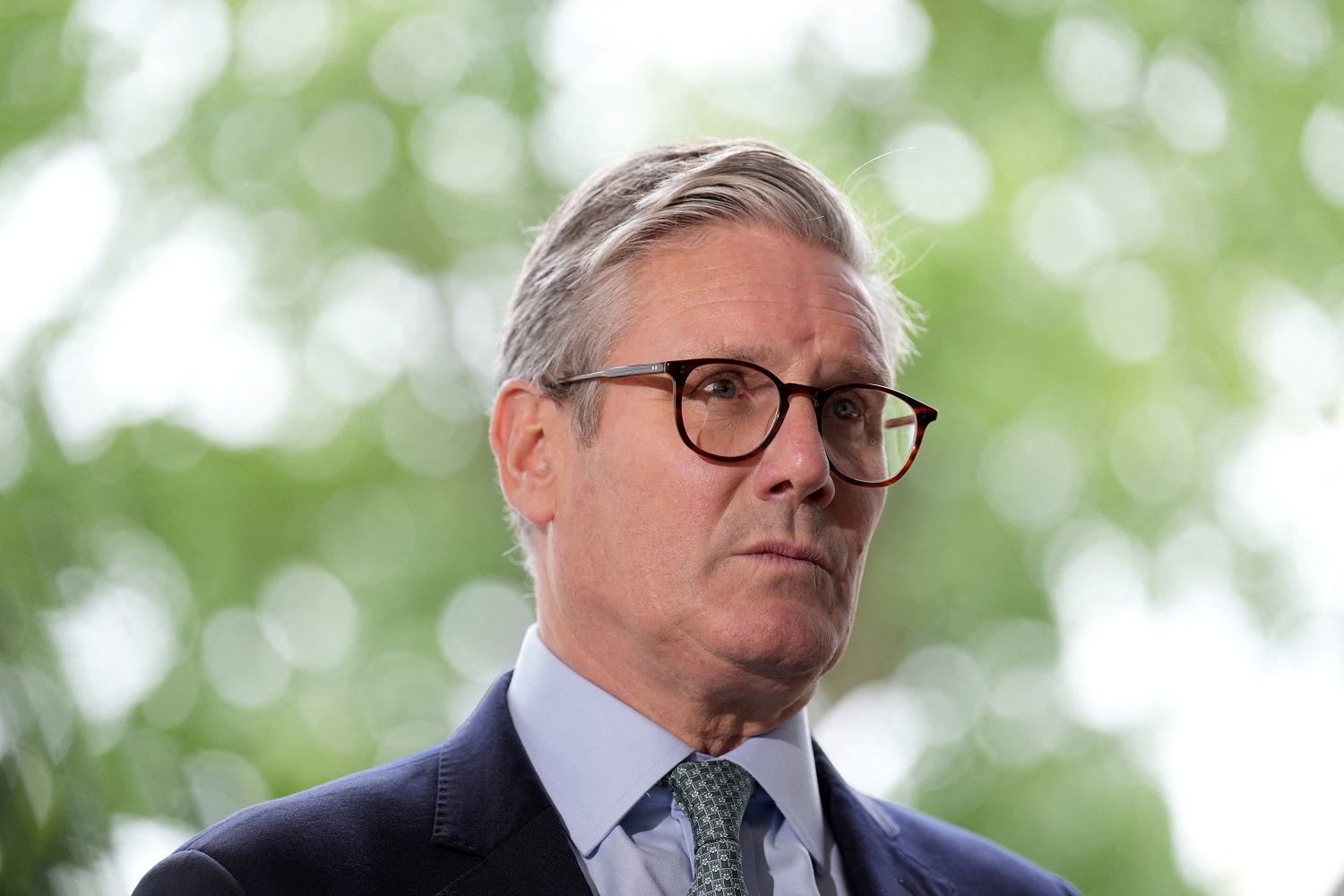 O chefe de governo britânico Keir Starmer escuta enquanto se dirige à imprensa do lado de fora da Arden Academy em Solihull, West Midlands, Reino Unido, em 8 de agosto de 2024. Joe Giddens/Pool via REUTERS/Foto de Arquivo