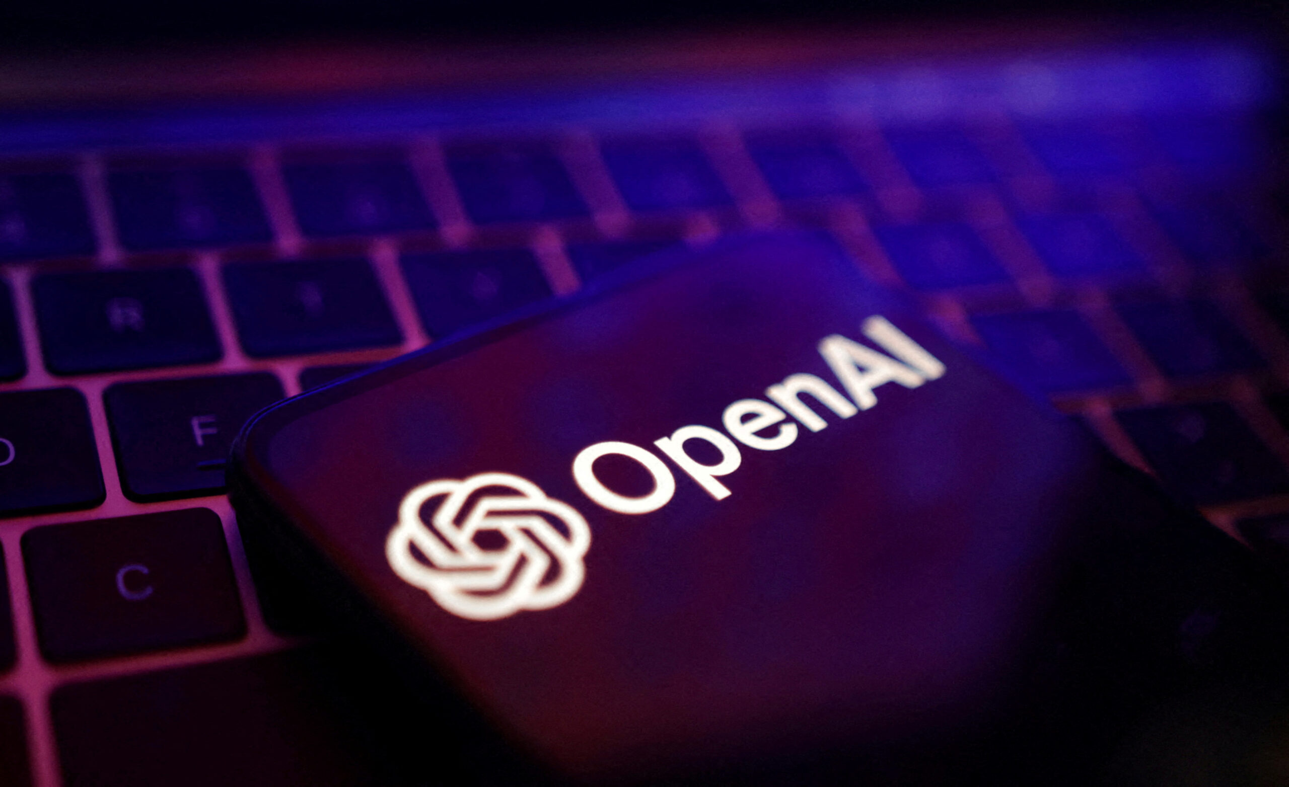 Emblema da OpenAI em um fundo ilustrativo