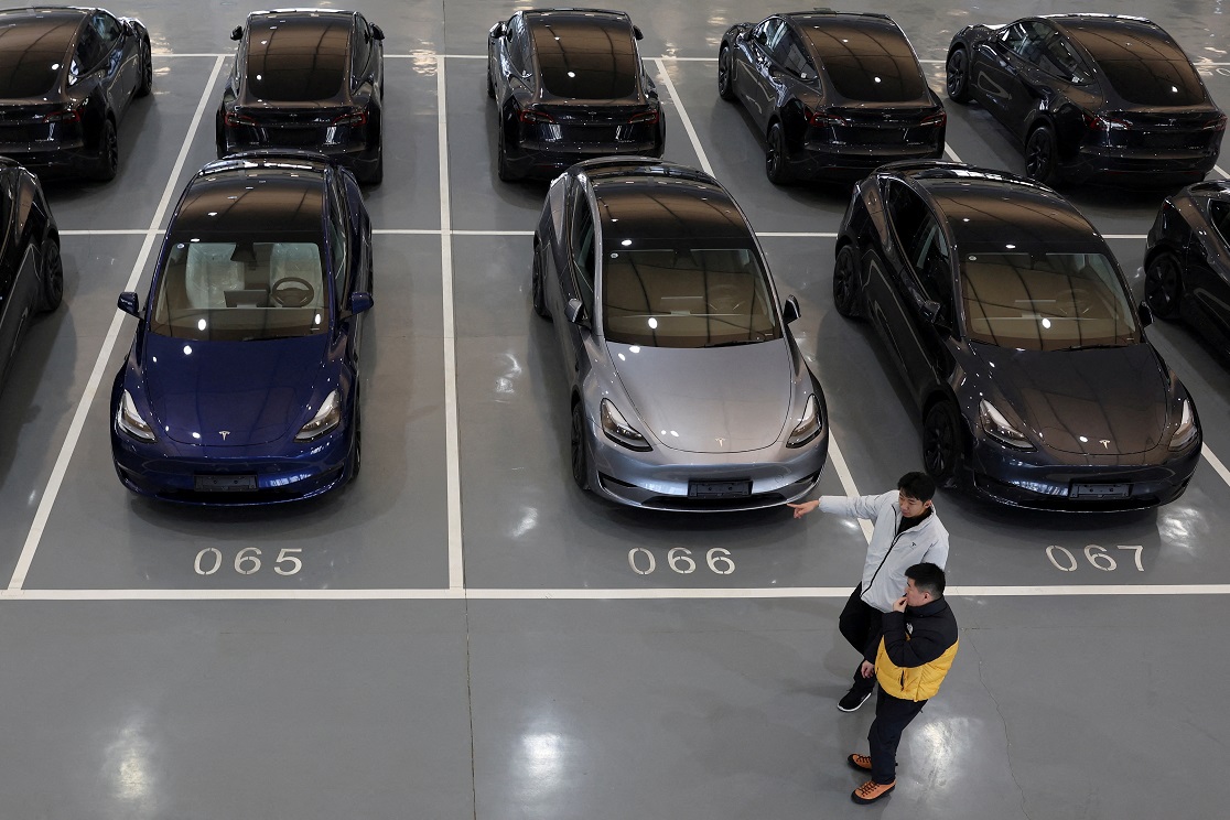 Centro de entrega da Tesla em Pequim, com veículos elétricos.