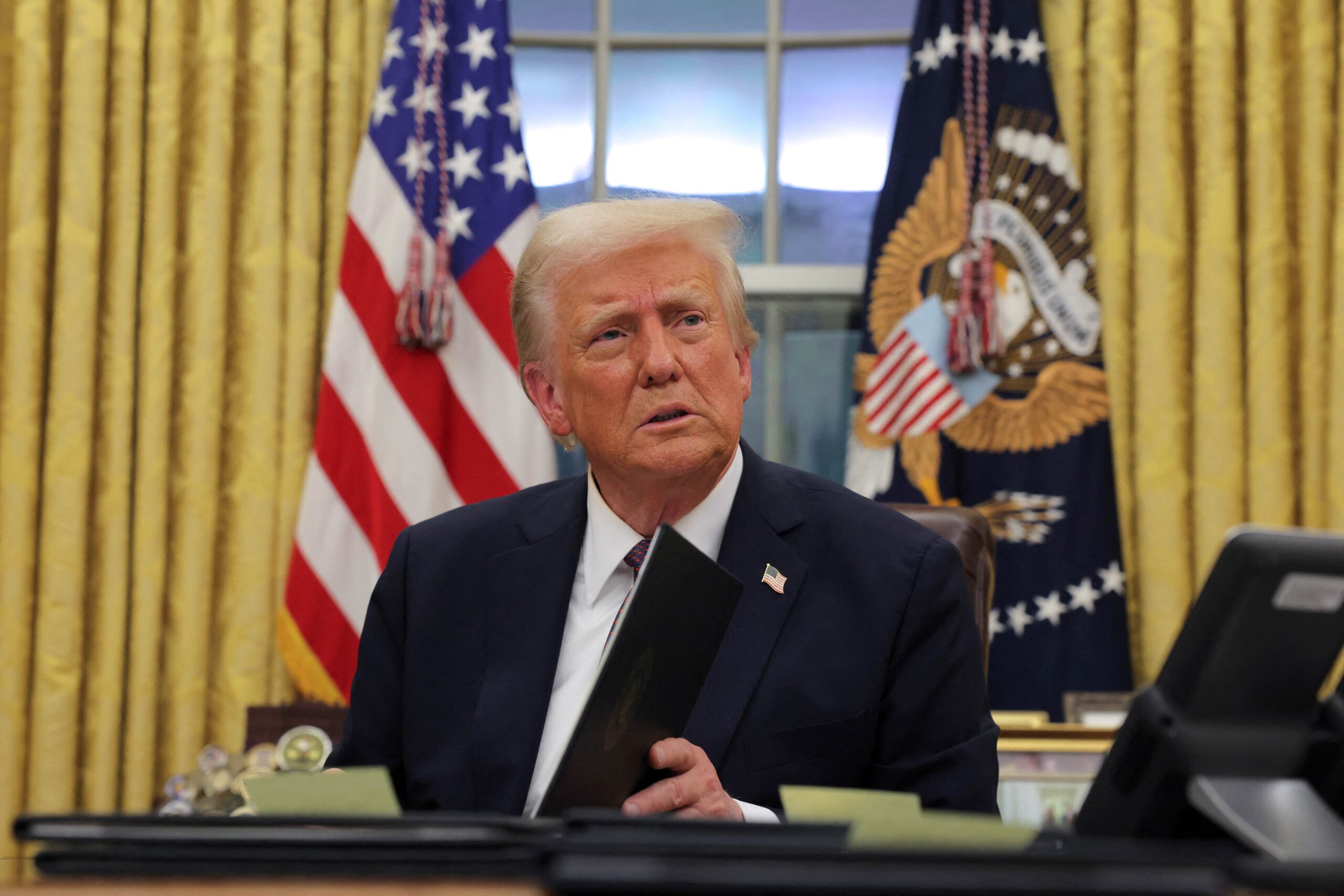 Cenas da assinatura das ordens executivas por Trump.