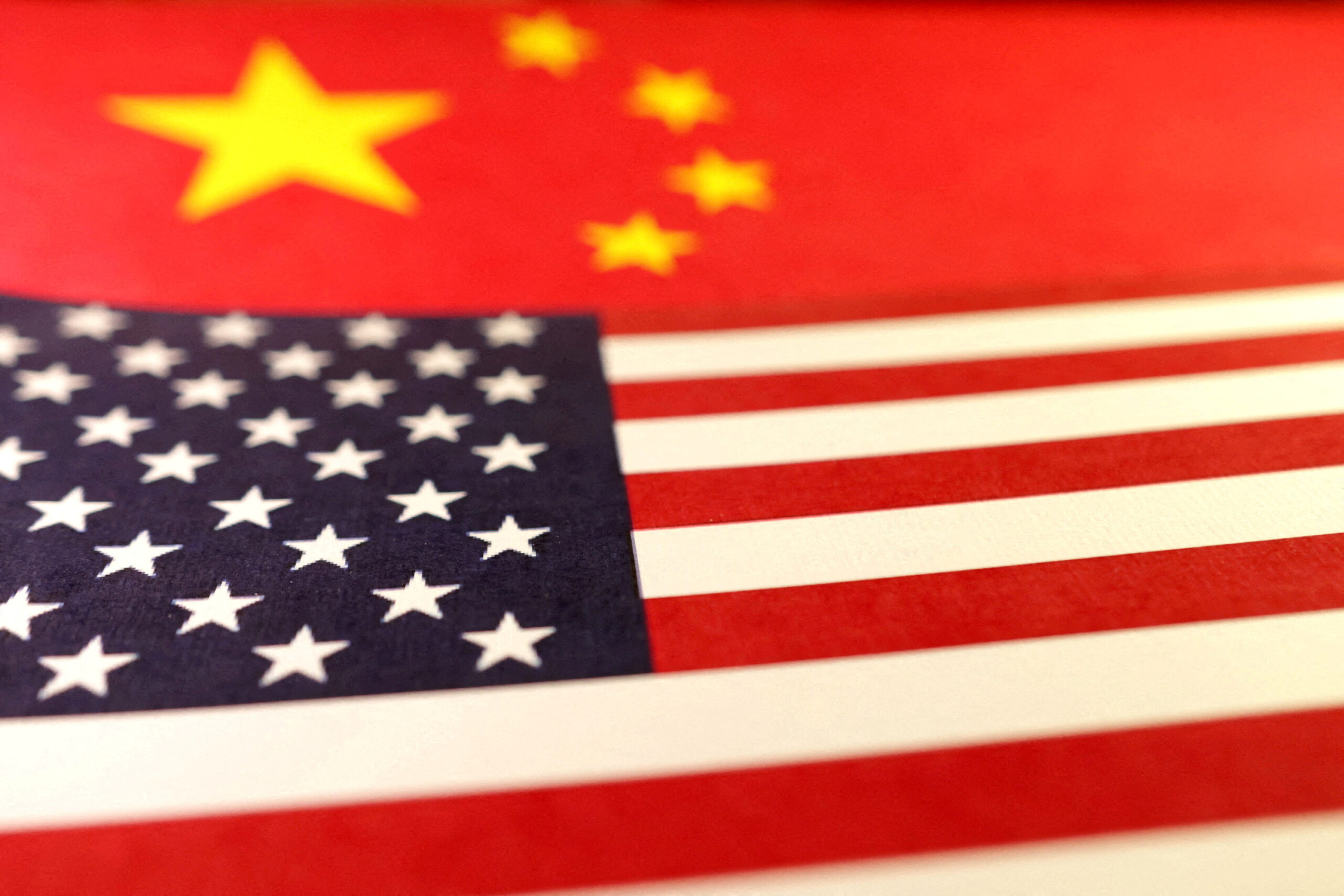 Uma ilustração que combina as bandeiras dos EUA e da China.