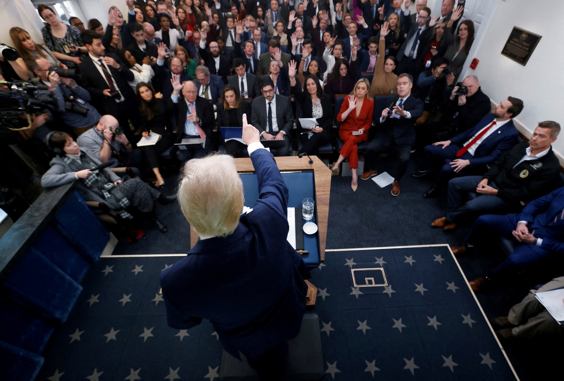 Donald Trump falando sobre a colisão aérea