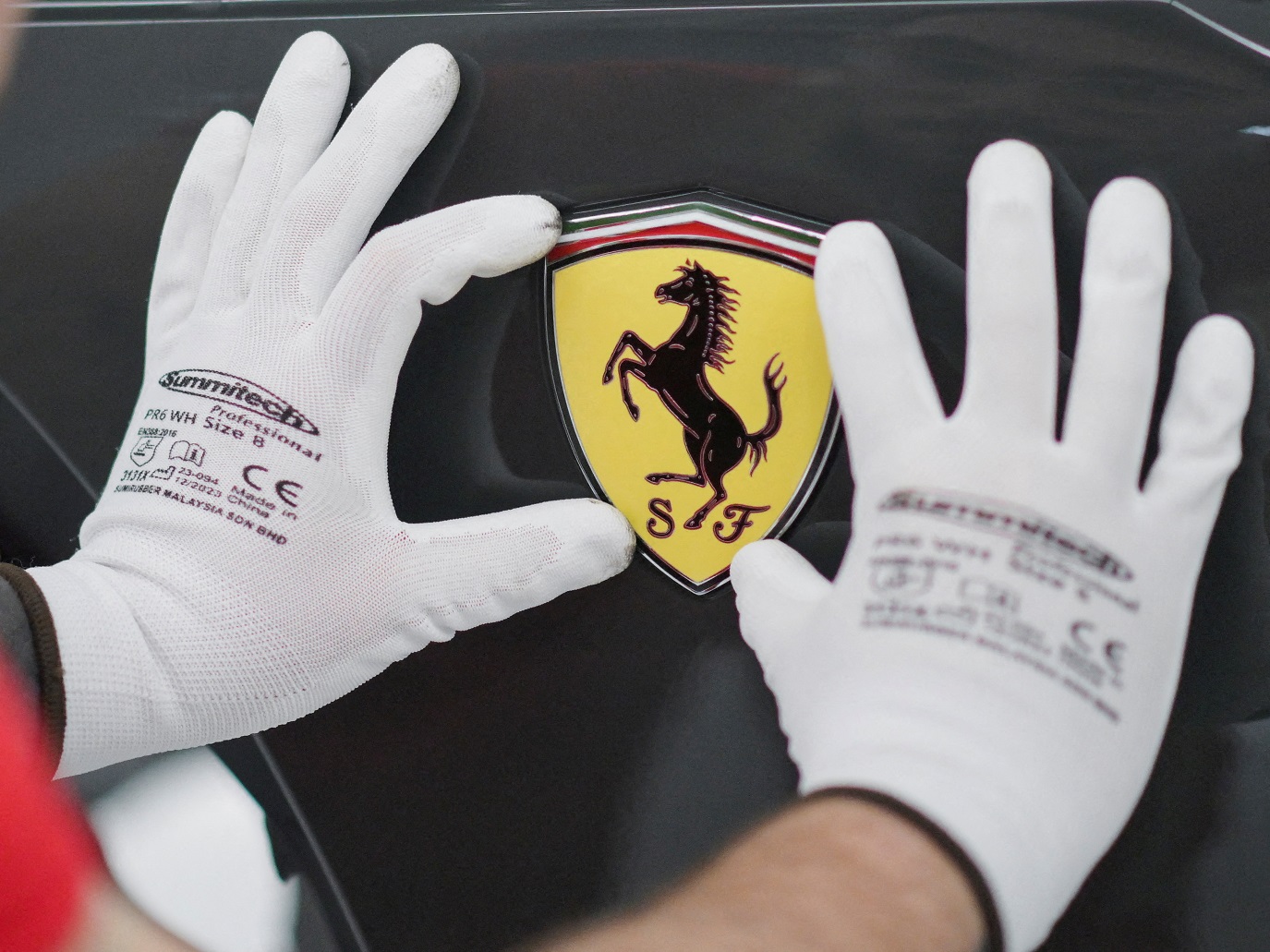 Logo da Ferrari sendo instalado