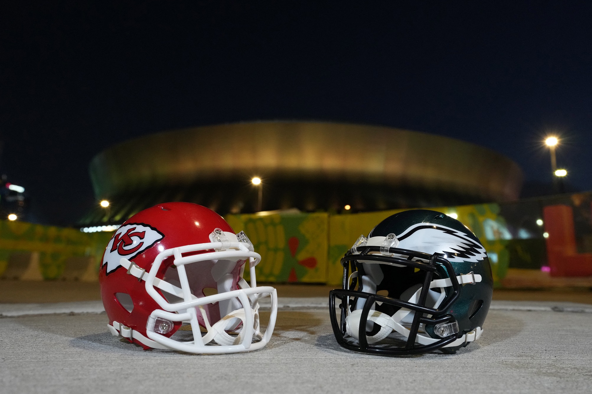 Imagem dos capacetes das equipes no Super Dome antes do evento.