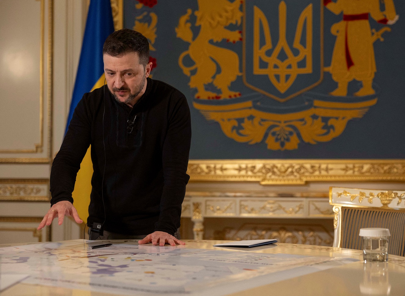 Zelenskiy mostrando um mapa durante a entrevista
