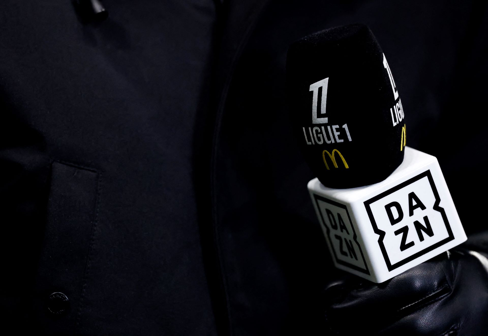 Microfone DAZN em jogo de futebol entre Nantes e Brest.