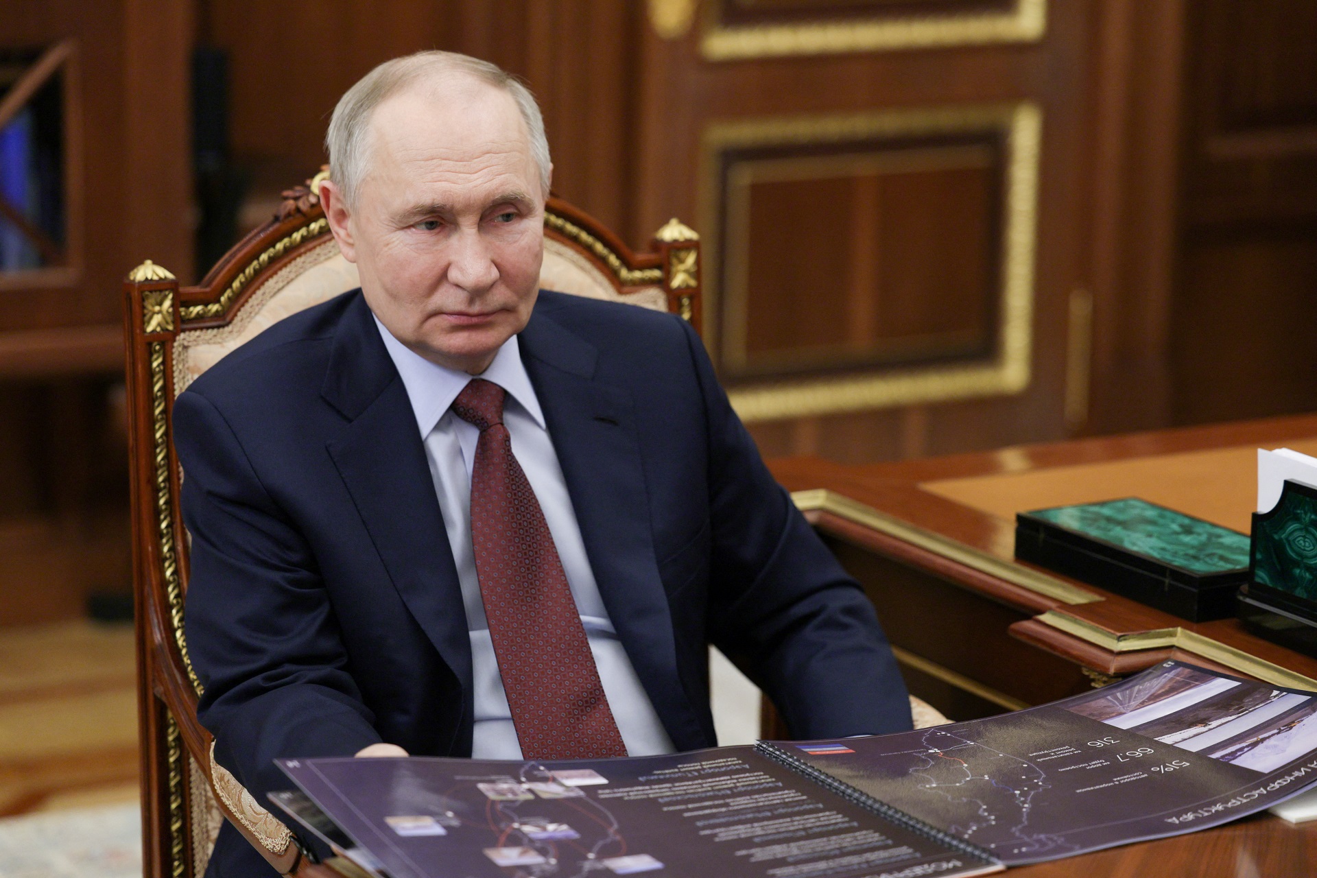 Imagem do presidente russo Vladimir Putin realizando uma aparição pública em Moscou.