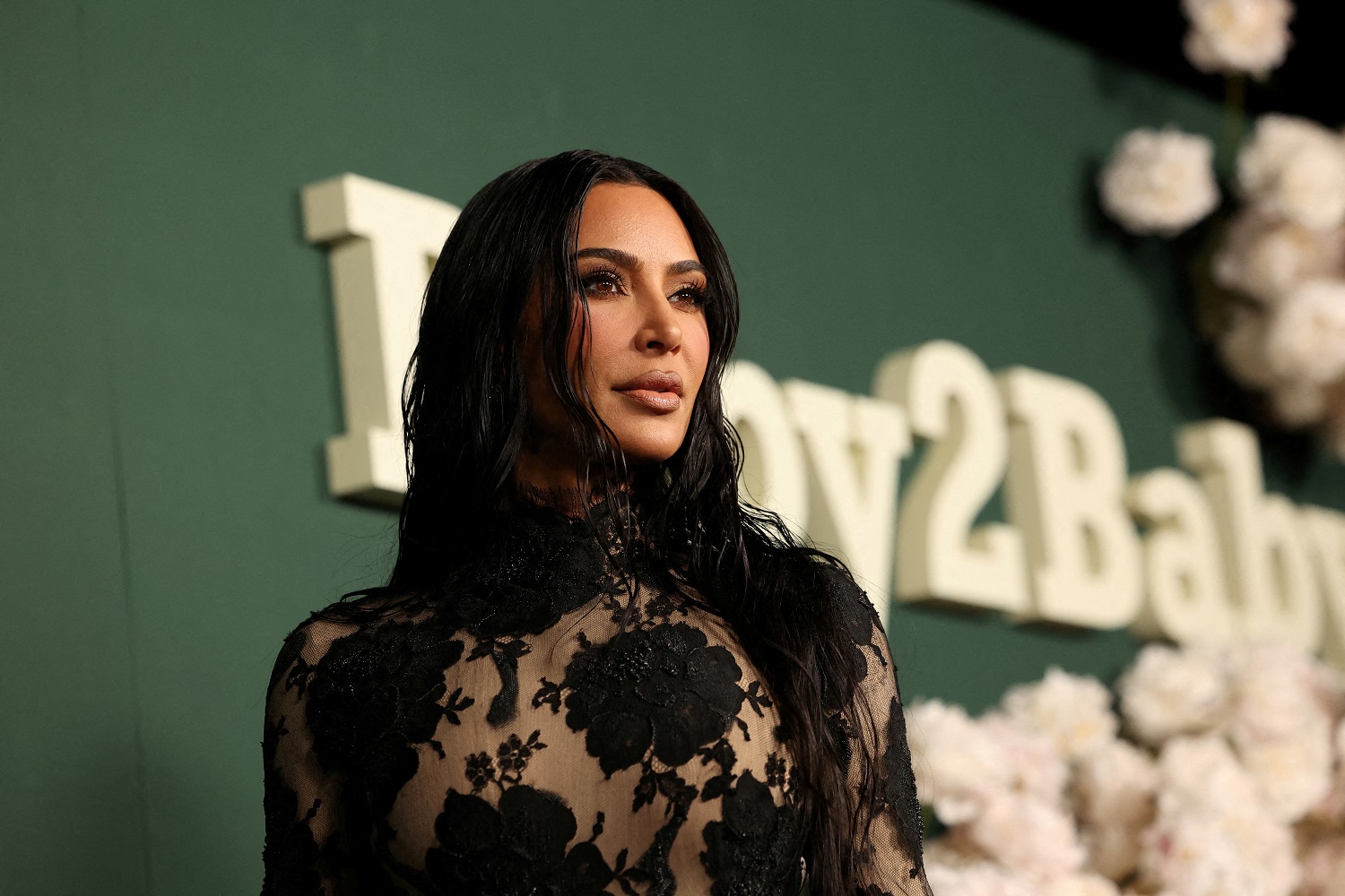 Kim Kardashian na gala de arrecadação da Baby2Baby.