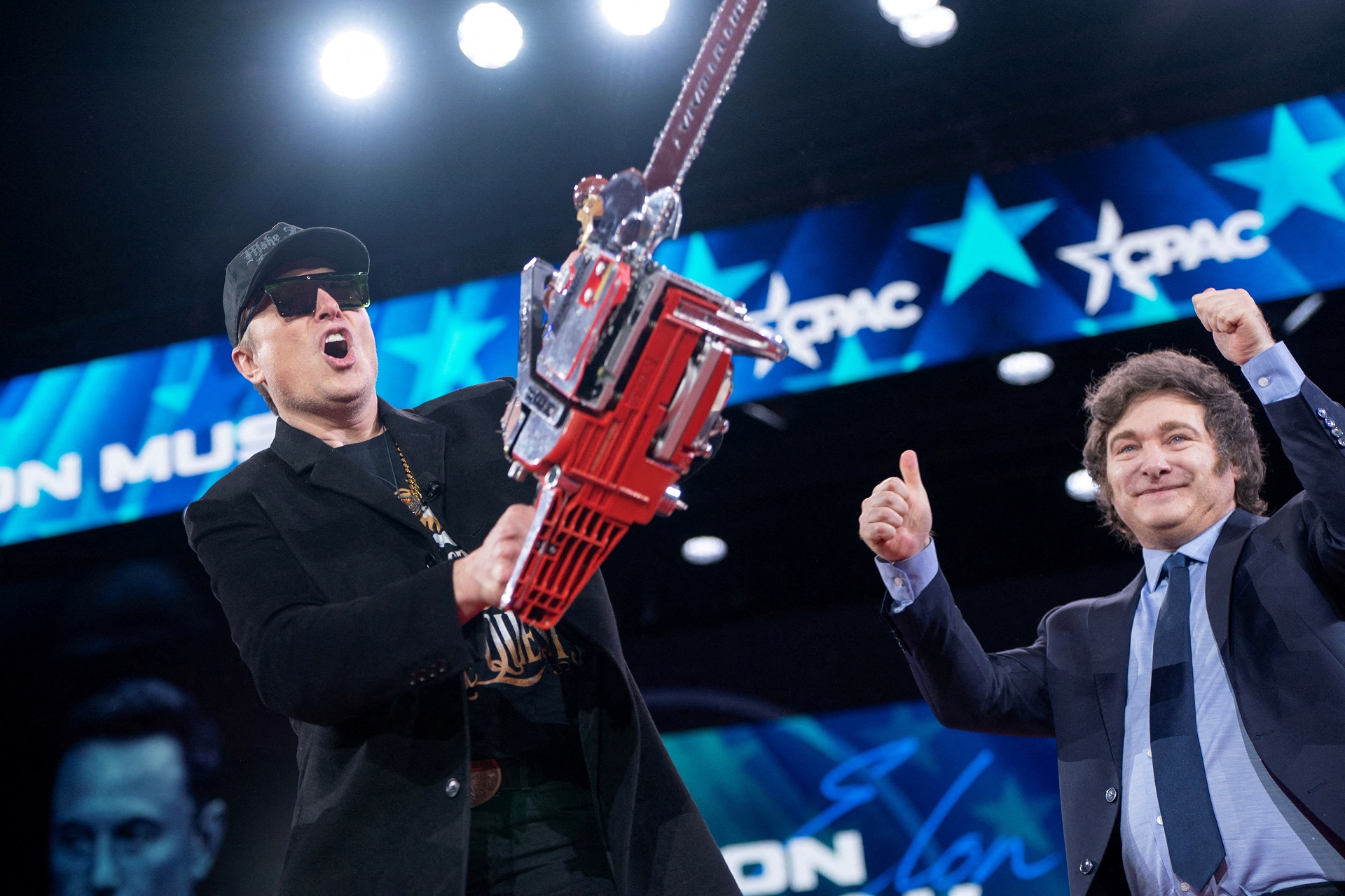 Elon Musk segurando uma serra elétrica