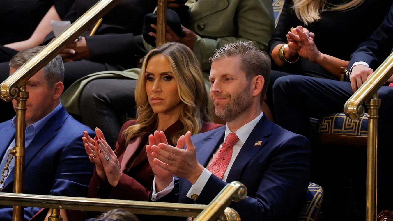 Eric e Lara Trump durante discurso de Trump