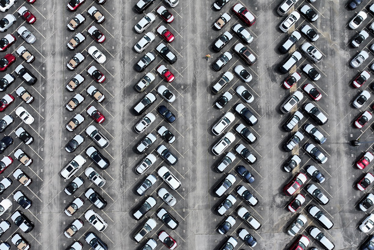 Imagem de veículos nas ruas de Baltimore