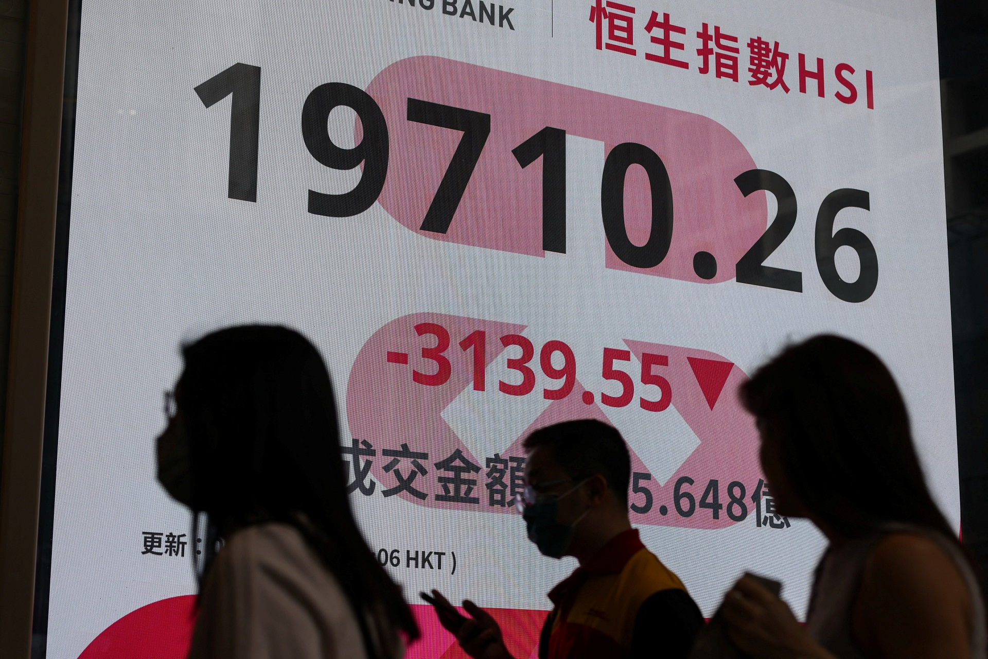 Monitor no distrito Central mostrando dados do índice Hang Seng.