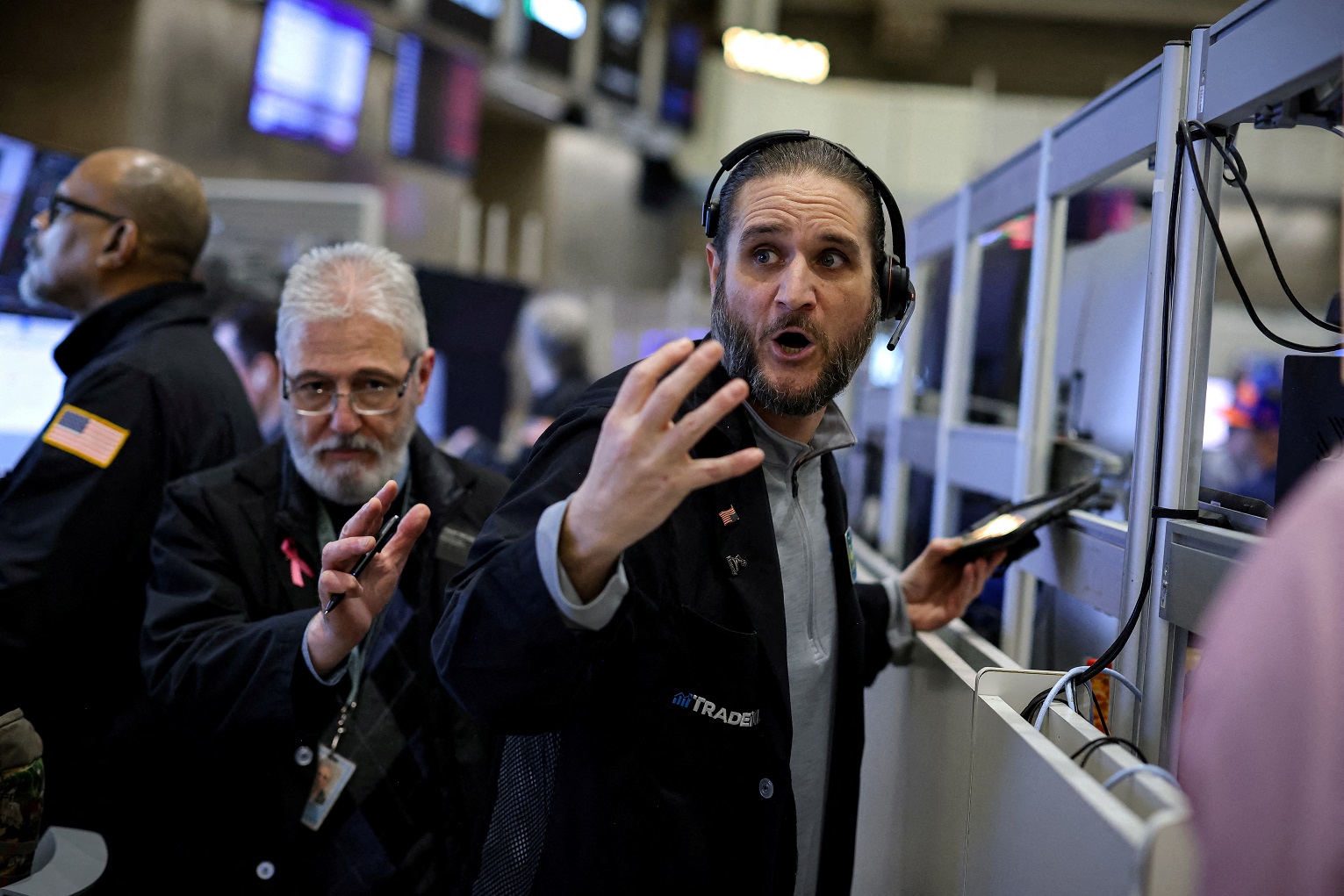 Imagem de traders na bolsa de valores.
