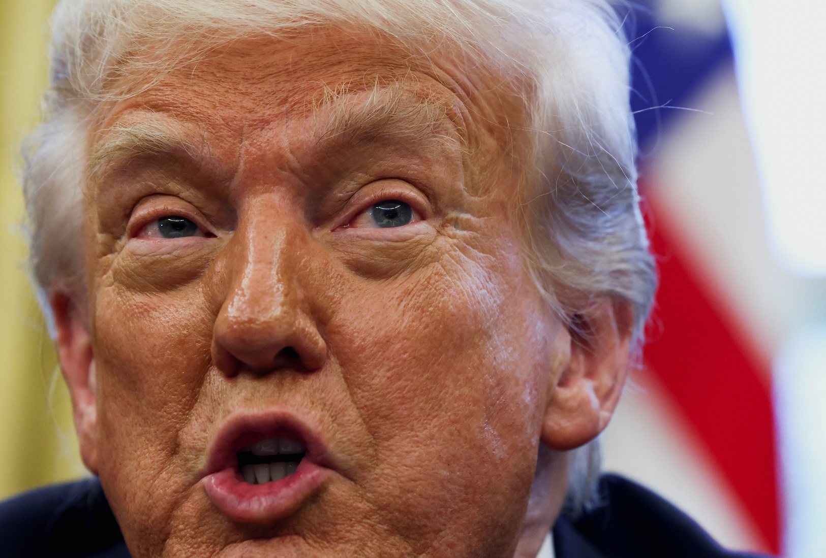 Donald Trump assinando ordens executivas
