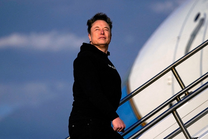 Elon Musk embarcando no Air Force One.