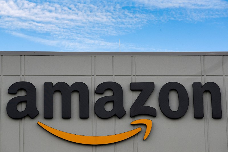Sinal da Amazon em um armazém de Staten Island