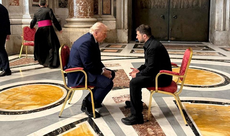 Zelenskiy e Trump se encontram durante um evento significativo.