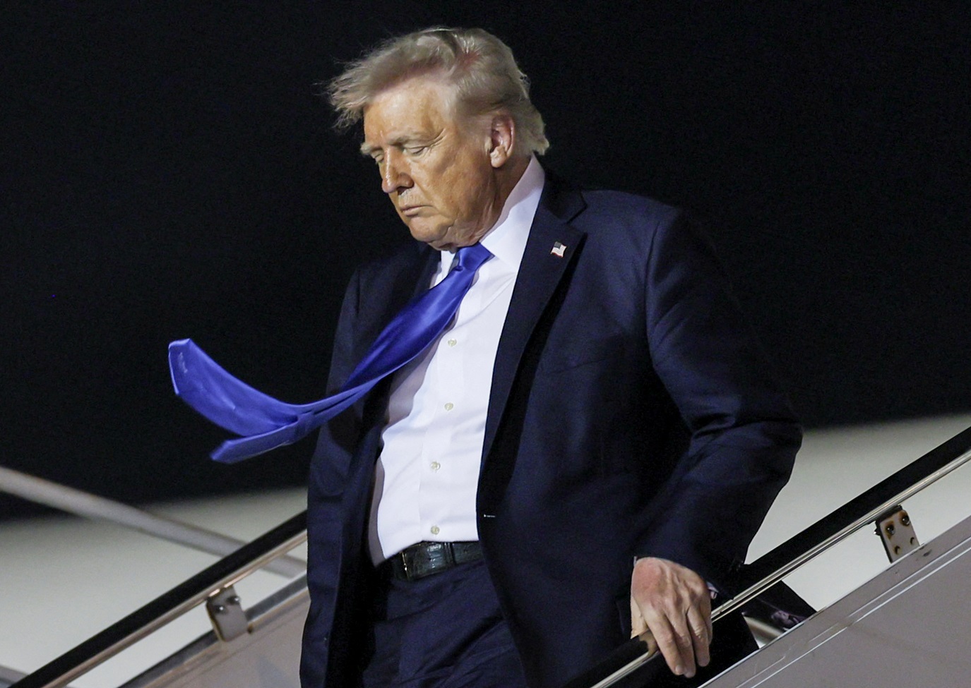 Donald Trump desembarcando no aeroporto.