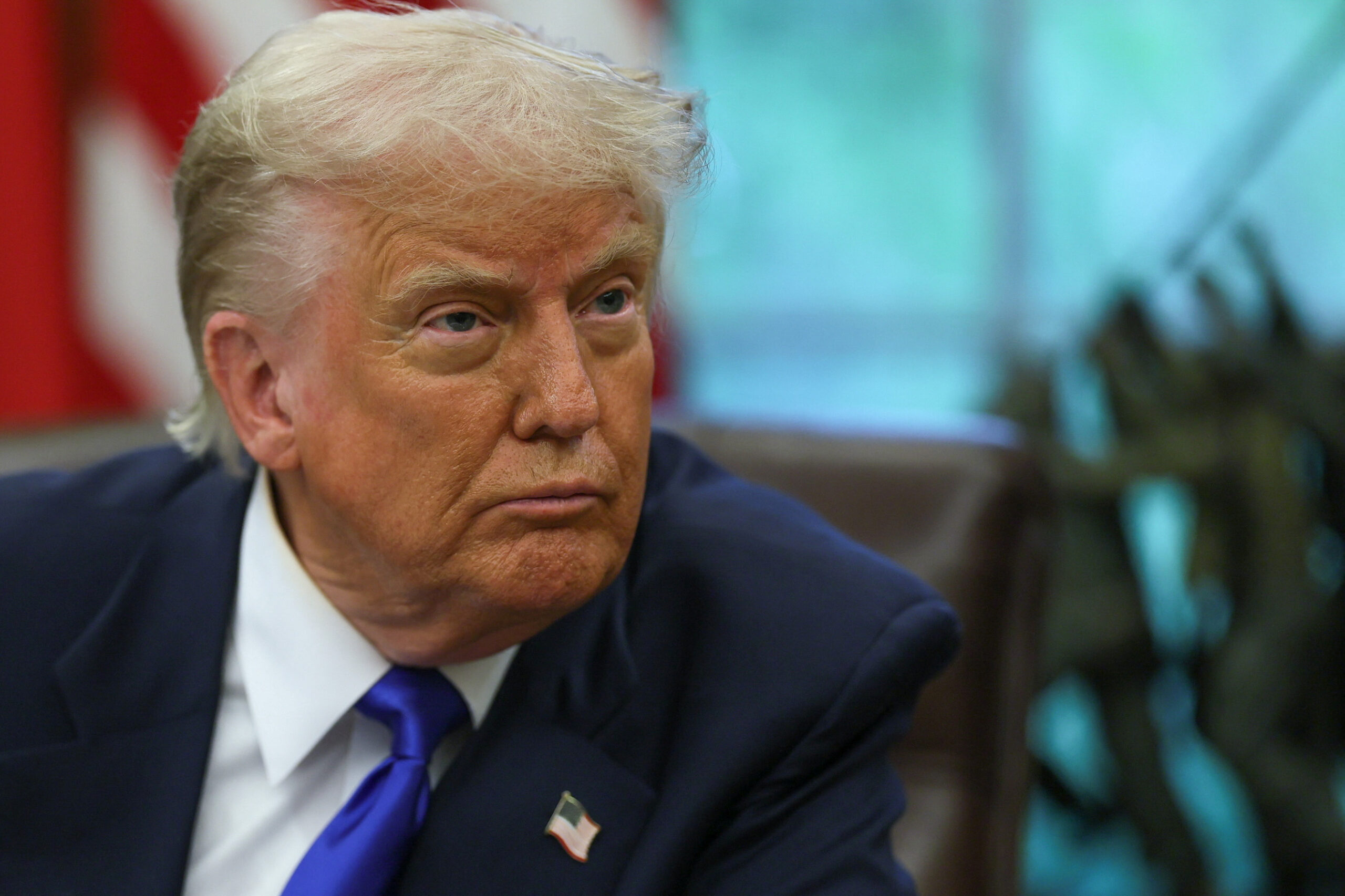 Presidente Trump assina documentos importantes.