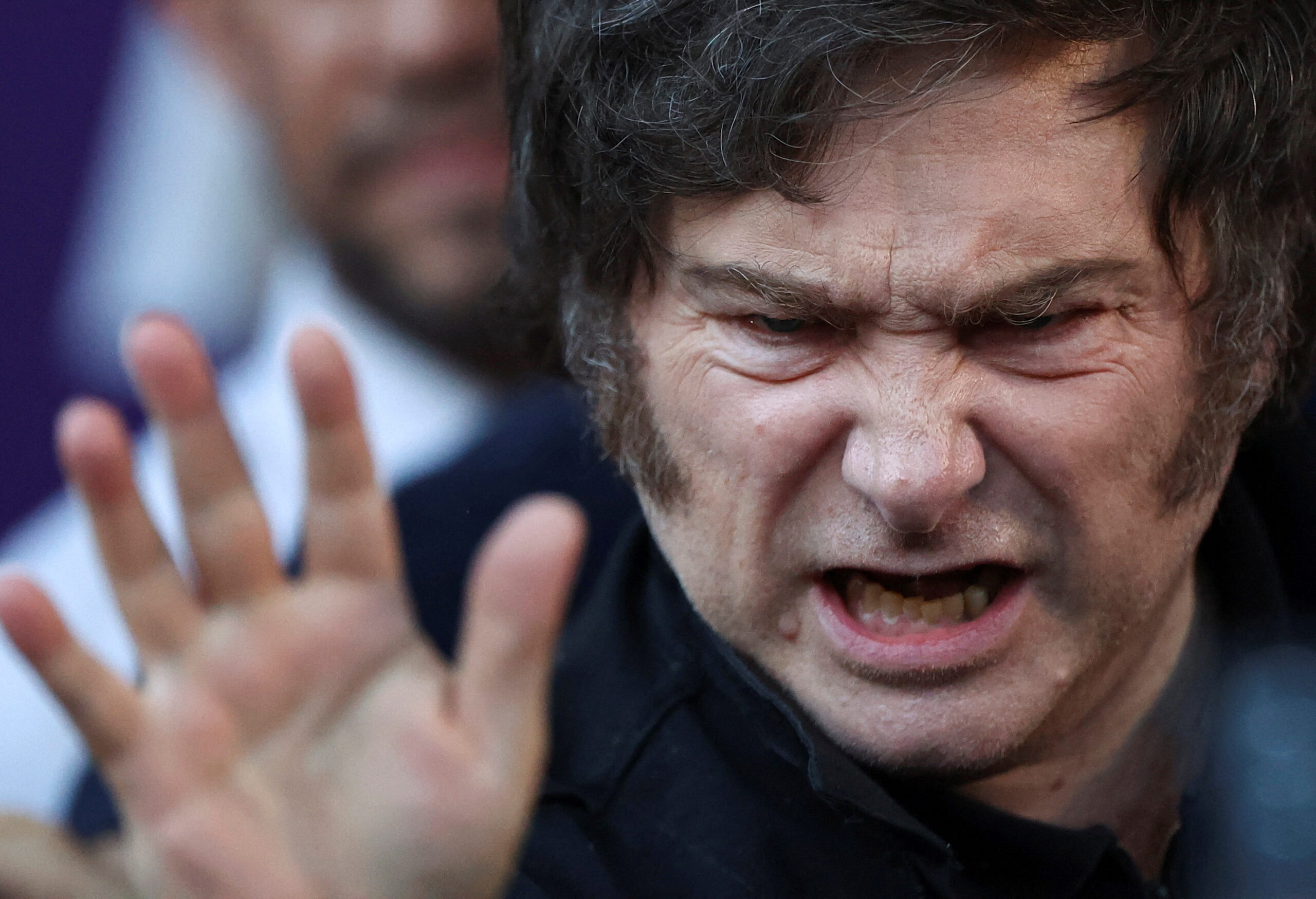 Javier Milei cumprimentando apoiadores em um comício