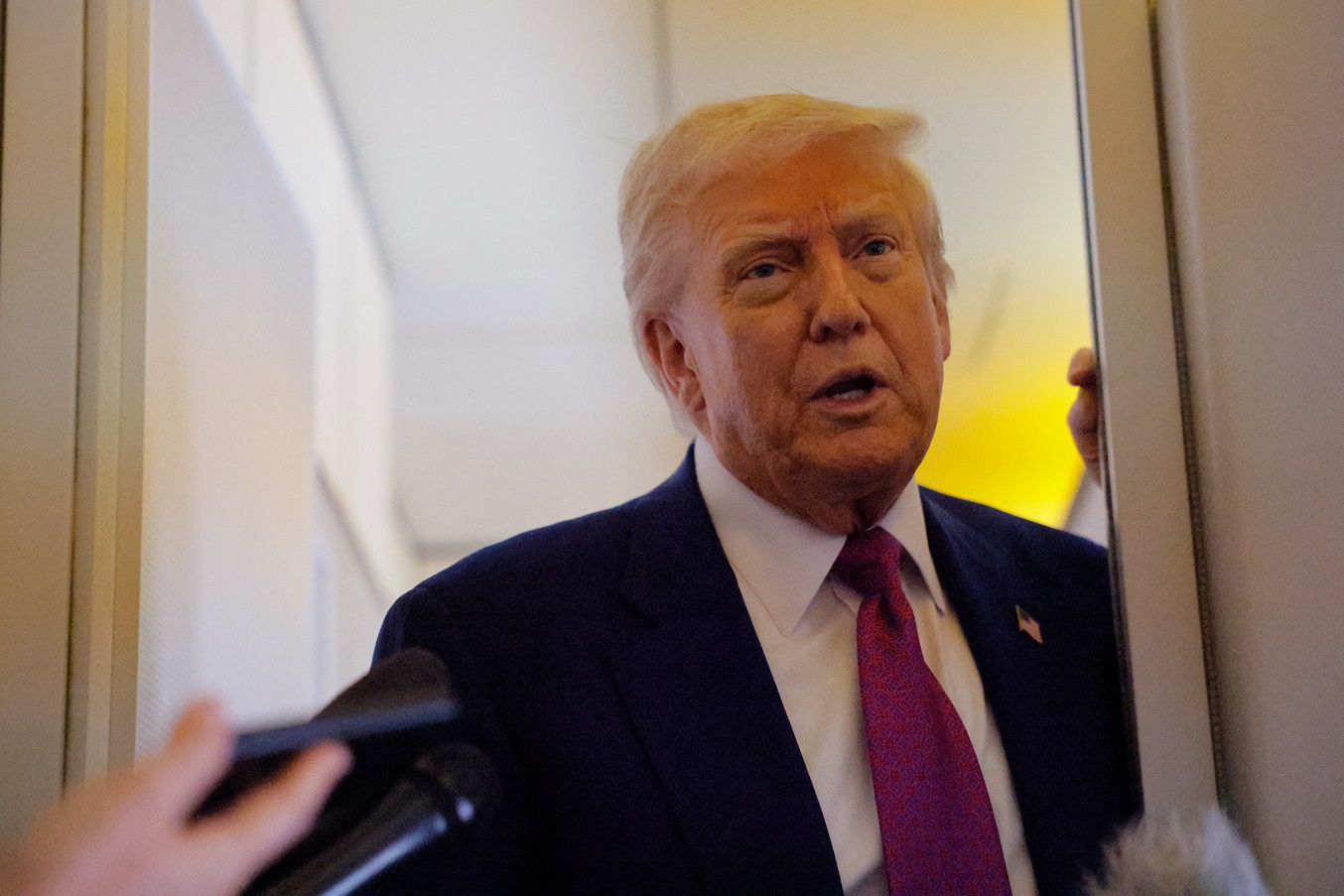 Imagem de Donald Trump no avião presidencial