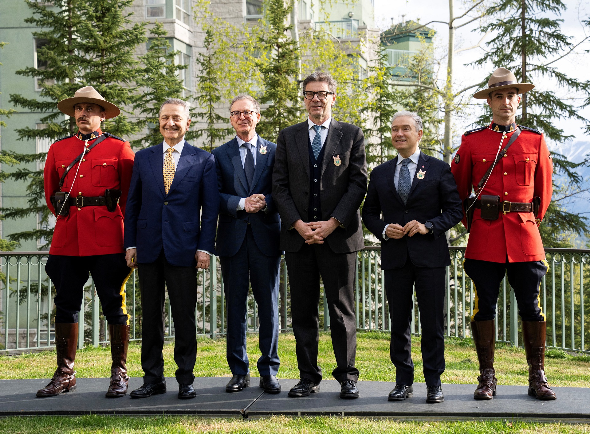 Reunião de ministros do G7 em Banff com representantes do governo e polícia.