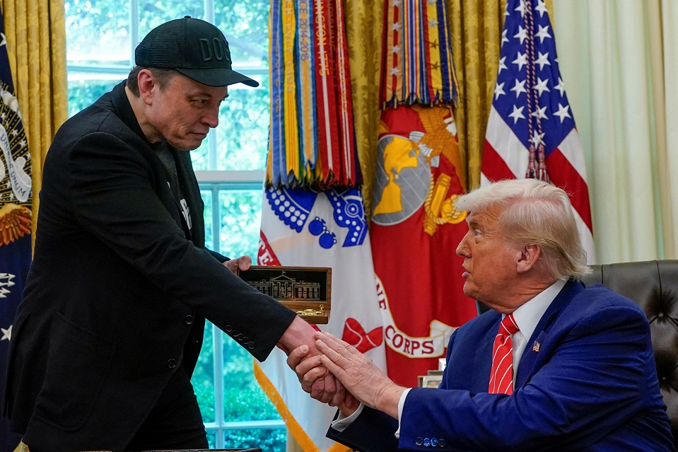 Elon Musk e Donald Trump durante coletiva de imprensa.