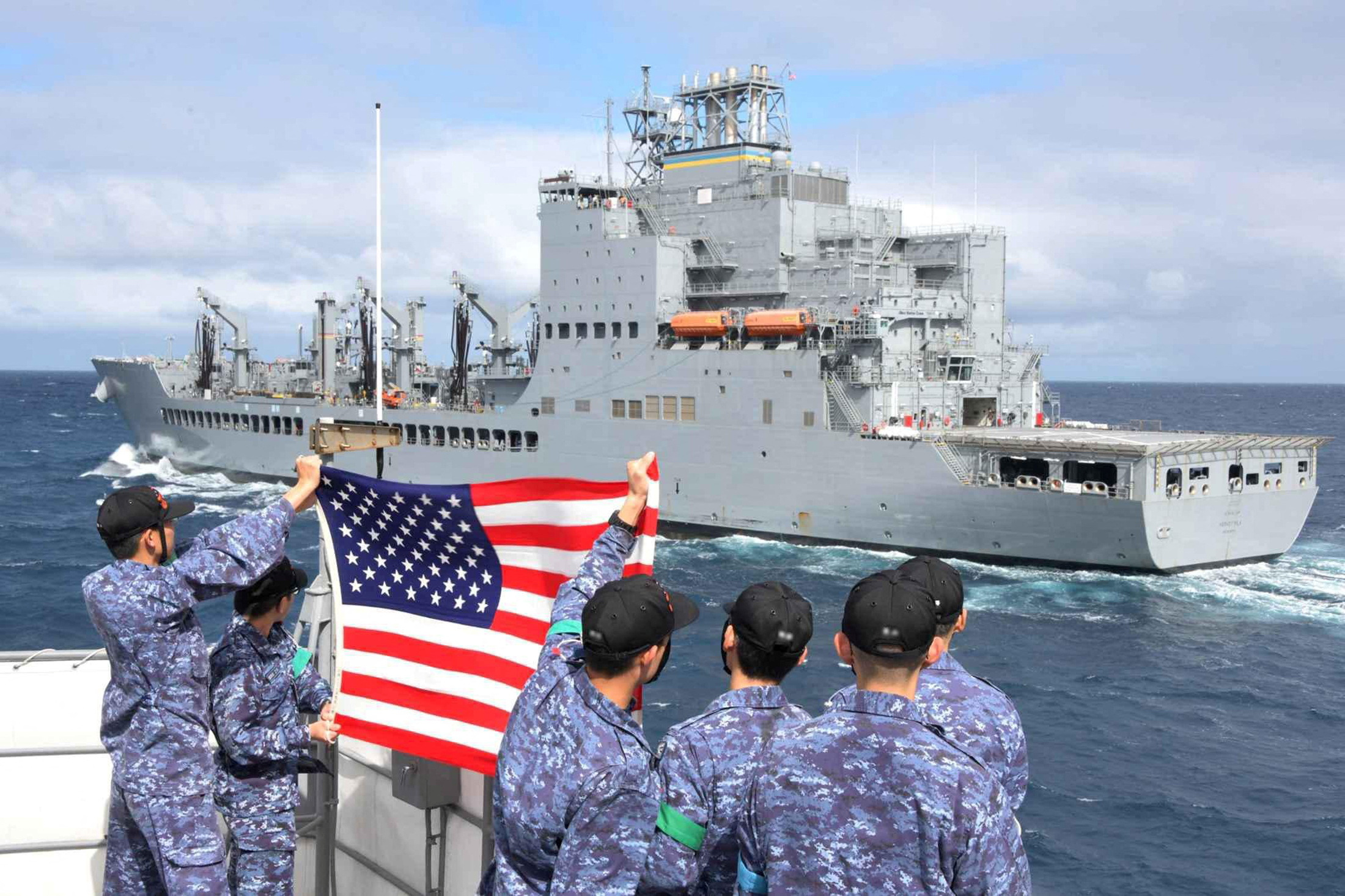 Integrantes do JS Shimakaze com bandeira dos EUA