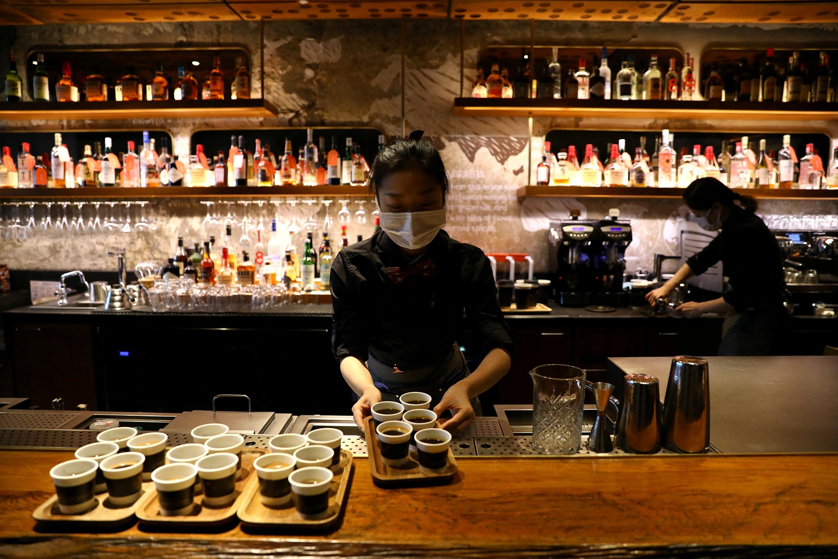 Um barista da Starbucks em ação